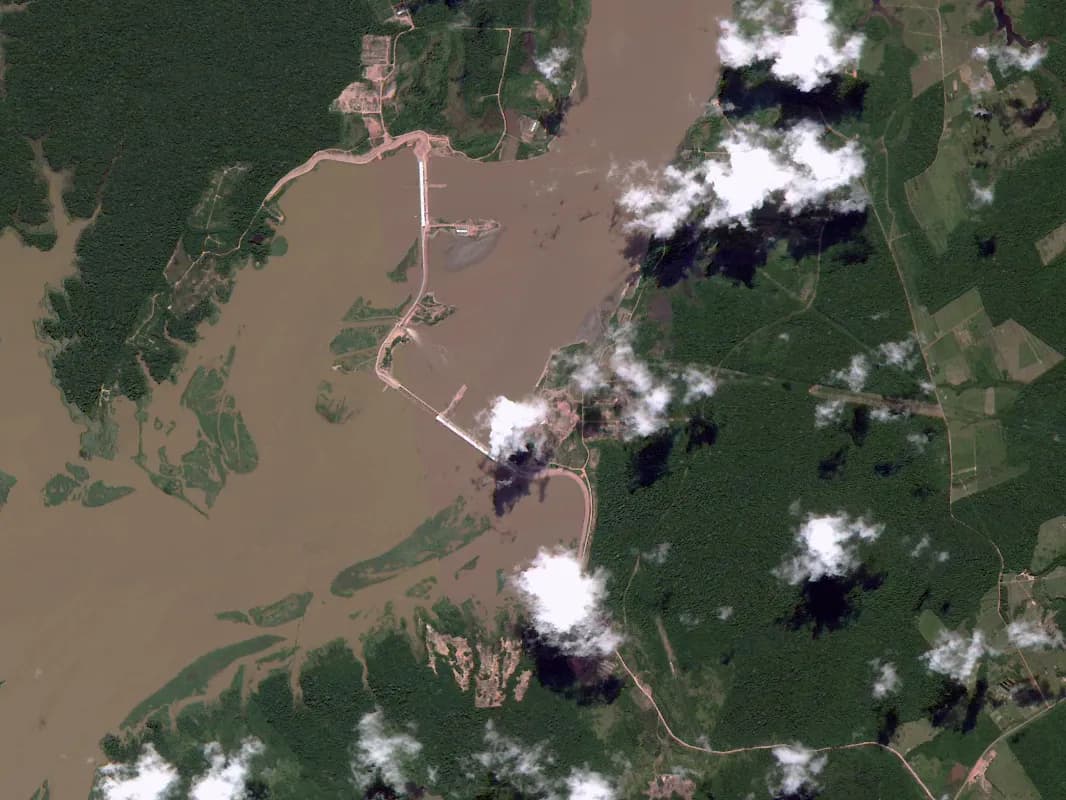 Monitoramento de infraestrutura crítica na Usina Hidrelétrica (UHE) de Jirau. Imagem de satélite óptico detalhando o barramento, vertedouros e a dinâmica do espelho d'água.